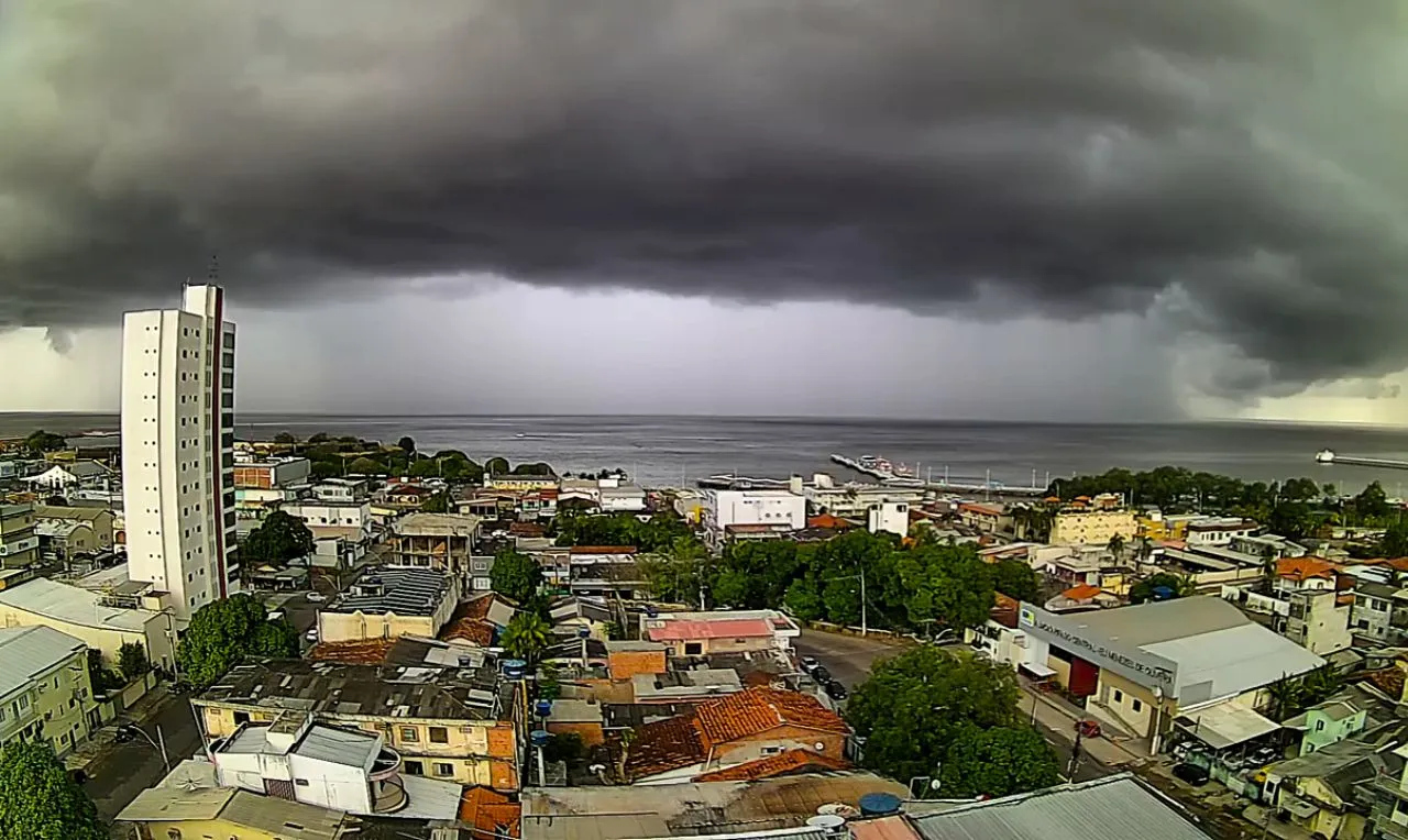 a imagem mostra o avan&ccedil;o de chuva intensa na capital de Macap&aacute;